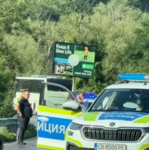 Жена загина при тежка катастрофа, а две деца са в болница
