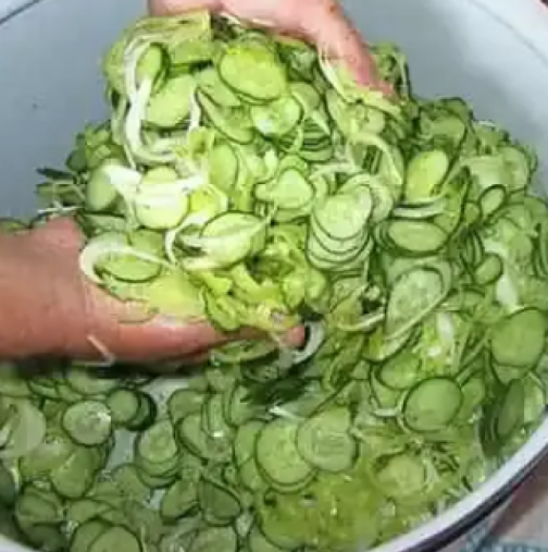 Тази домашна салата от краставици издържа с месеци и е невероятно вкусна