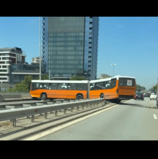 Автобус скъса мантинелата и навлезе в насрещното на Цариградско шосе! Четирима са в болница, сред тях дете:
