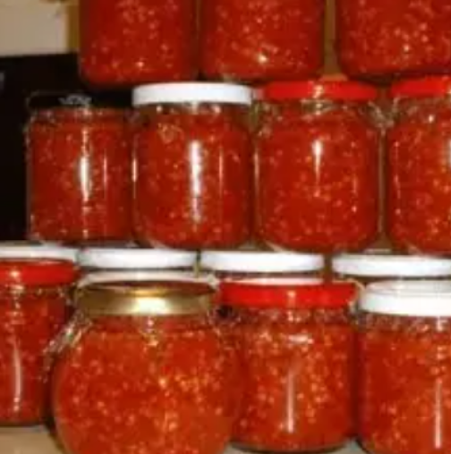 Свекър ми пази тази рецепта от години: Домашна люта зеленчукова разядка, която прави всяко ястие по-вкусно
