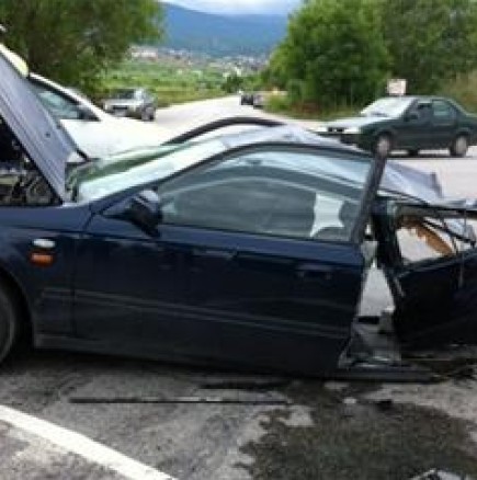 Автомобил се разцепи на две след тежка катастрофа, при движение със 150 км/ч
