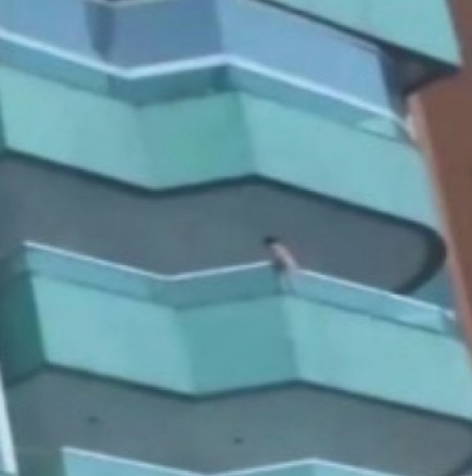 3-годишно дете вися на балкон високо над земята, докато майка му спи-Видео