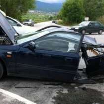 Автомобил се разцепи на две след тежка катастрофа, при движение със 150 км/ч