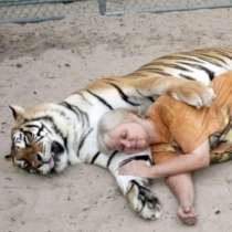 Жена отглежда два бенгалски тигъра като домашни любимци