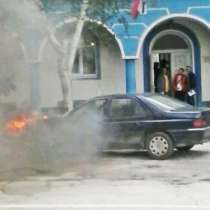 Кола избухна в пламъци пред полицейско управление