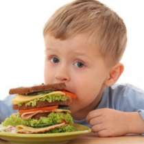 Защо малките деца посягат към вредни храни?