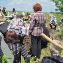 Погребаха Валя с пролетни цветя - снимки 