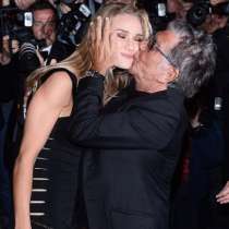 Хаос: Той на 73, тя на 27, той я целува, но тя не е много развълнувана!