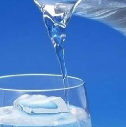 Ето, как действа чаша студена вода на тялото ви след хранене!