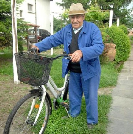 Дядо на 102 години точи баници и копае градинки