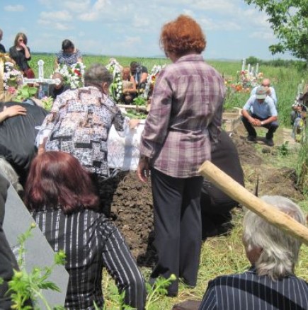 Погребаха Валя с пролетни цветя - снимки 