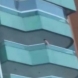 3-годишно дете вися на балкон високо над земята, докато майка му спи-Видео