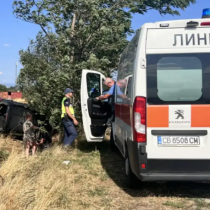 Кола се преобърна по таван край Казачево: Непозната жена събу чехлите си за босото дете