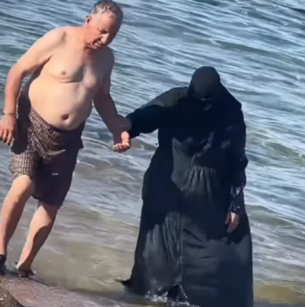 Снимка на мюсюлманска двойка на плажа взриви мрежата: Тя е покрита от глава до пети, а той е по бански