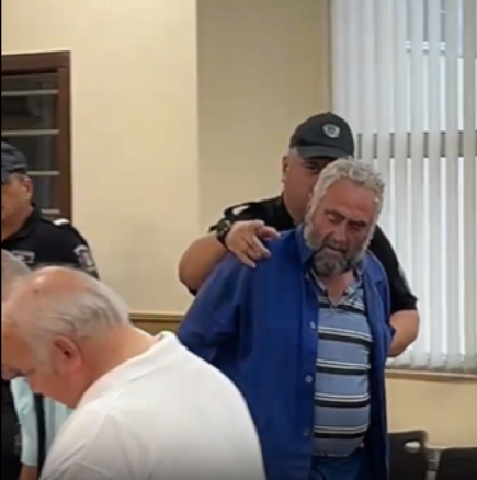 Описаха детайлно как се е разиграла трагедията между бившия полицай и неканения гост в дома му