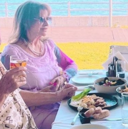 Мими Иванова показа внучката и дъщеря си на морето за имения си ден-Снимка