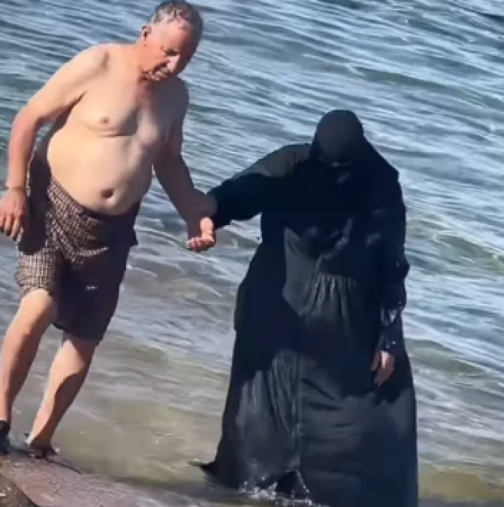 Снимка на мюсюлманска двойка на плажа взриви мрежата: Тя е покрита от глава до пети, а той е по бански