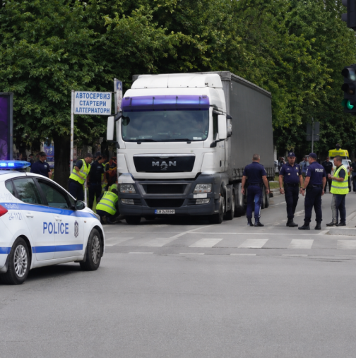 Товарен автомобил уби пешеходка, пресичала на зелен светофар