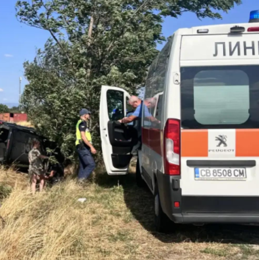 Кола се преобърна по таван край Казачево: Непозната жена събу чехлите си за босото дете