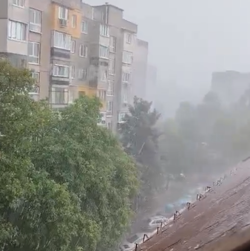 Страшна буря с градушка се изви над София