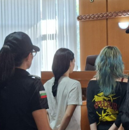 Майката на Михаела се срина в съда, след като дъщеря ѝ остана в ареста за убийството на Георги Кузев
