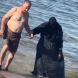 Снимка на мюсюлманска двойка на плажа взриви мрежата: Тя е покрита от глава до пети, а той е по бански