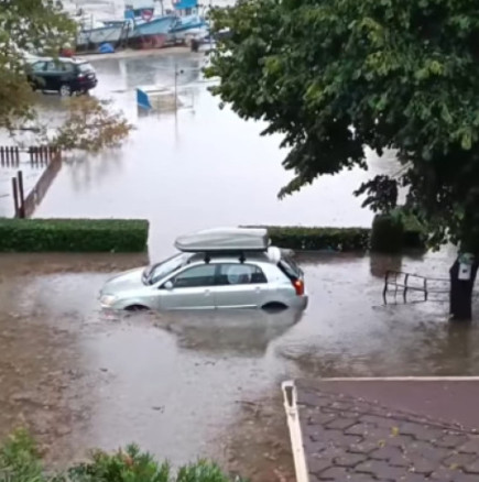 Meteo Balkans ПРЕДУПРЕЖДАВА ВЛАСТИТЕ: Задават се мощни порои по Черноморието, с опасност от наводнения