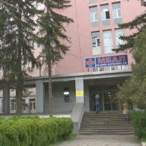 Възрастна жена приета в болница за лечение на пневмония и изписана със синини и отоци