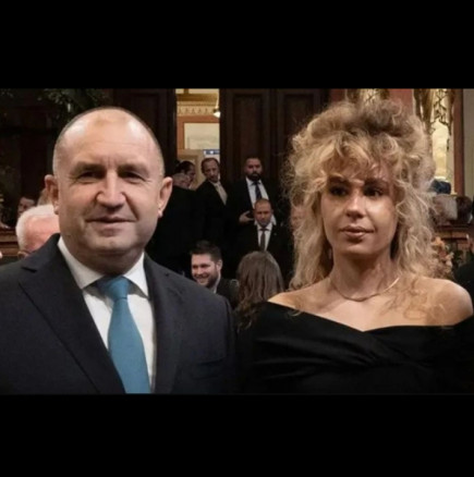 Няма да познаете Дарина Радева на тази снимка от детството! Дъщерята на премиера с нов театрален успех: