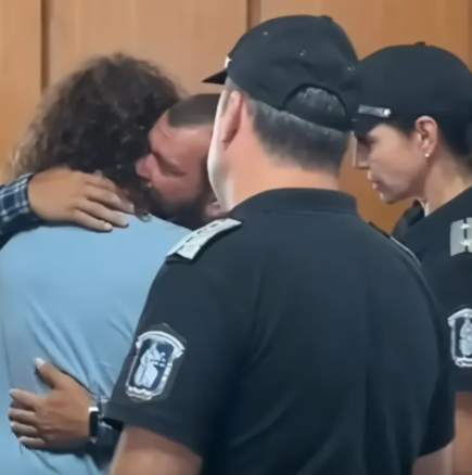 Психолог обясни защо бащата прегърна сина си, обвинен за убийството на Георги Кузев