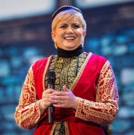 Николина Чакърдъкова също изпрати първокласник!