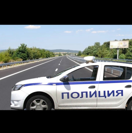 Верижна катастрофа край Пазарджик: Два автомобила, микробус и ТИР се удариха, жена е в болница