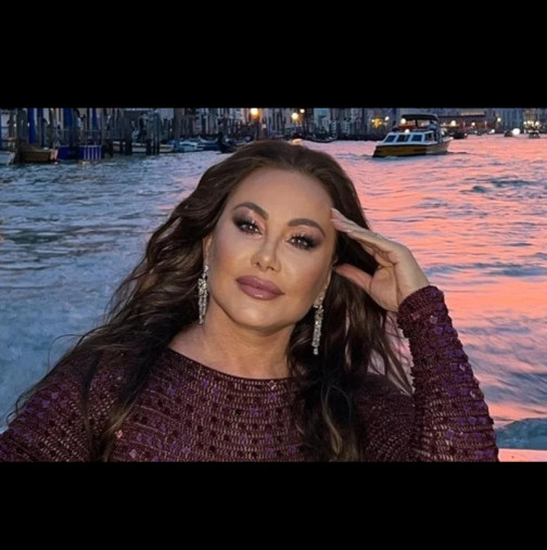 Дарина Павлова блесна на яхта край скандалната вила на Берлускони: Показа изящни крака в ултра минижуп