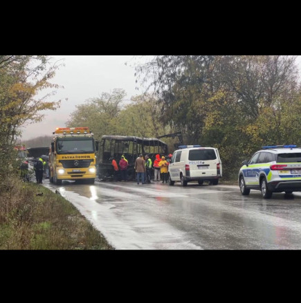 Нова версия за огнения ад край Масларево, при който се сблъскаха 2 тира и автобус: