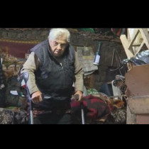 Човешко ли е?! 91-годишната баба Митра живее в обор след пожар: „Като вали, се завивам с найлон“