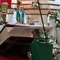 Разпятие се откъсна от стената и удари фатално свещеник по време на литургия, предавана на живо