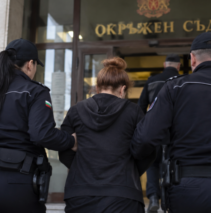 Първи снимки на майката и сина, задържани за убийството на 67-годишен мъж в Димитровград