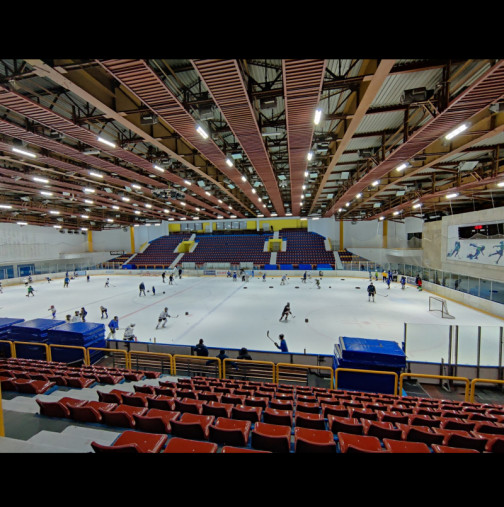 На косъм от трагедия в Зимния дворец: Стъкла рухнаха край малки хокеисти, 92 родители настояват за спешни мерки