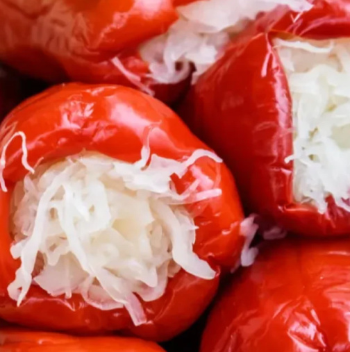 Мариновани чушки, пълнени със зеле – класическа зимнина, която изчезва от трапезата за минути