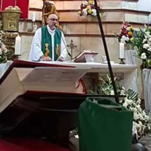 Разпятие се откъсна от стената и удари фатално свещеник по време на литургия, предавана на живо