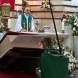 Разпятие се откъсна от стената и удари фатално свещеник по време на литургия, предавана на живо