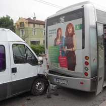 Микробус удари два автобуса на спирка в Пловдив 