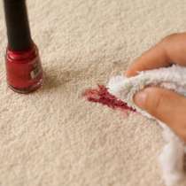 Как да изчистите петно от лак за нокти от килима?