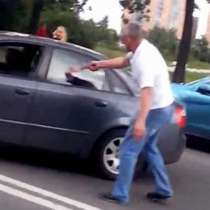 Шофьор нападна с брадва автомобил, в който се возят деца