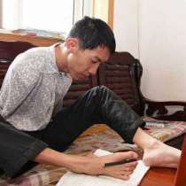 Ученик изгуби и двете си ръце, но се научи да пише с краката си