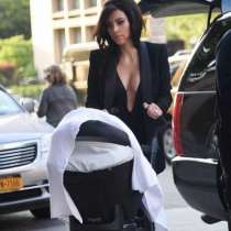 Ким разхожда детето си с деколте до пъпа