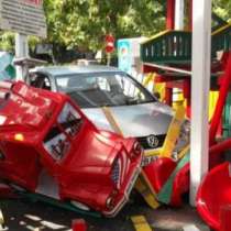 Пияна шофьорка прегази детска площадка с колата си