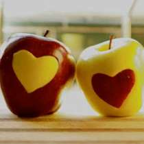 С ново гадаене с ябълки ще разберем, дали ще ни върви ли в любовта