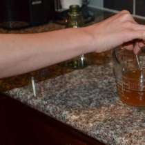 Тест за фалшива кафява захар в чаша вода