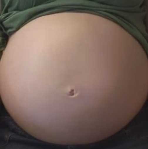 Това видео ще ви зарадва: Бебето прави каскади в майчиния корем (Видео)